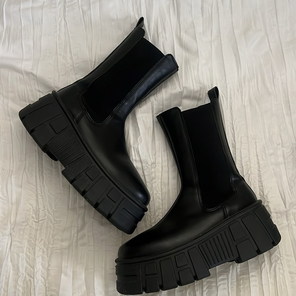 Black lug sole platform boots NWOT - Picture 5 of 7